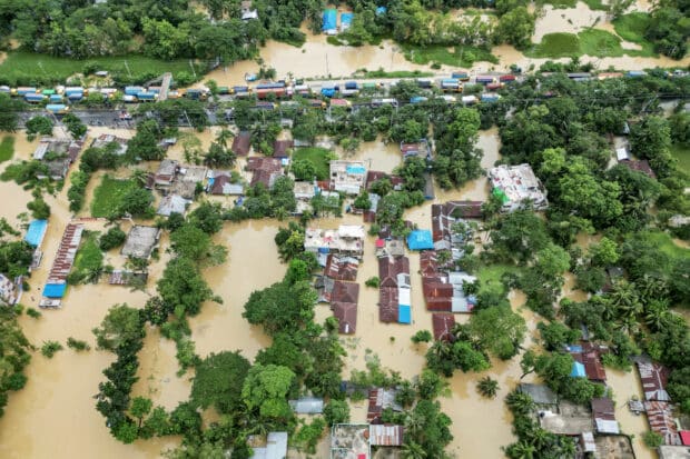 Floods ease in Bangladesh but 300,000 still in shelters