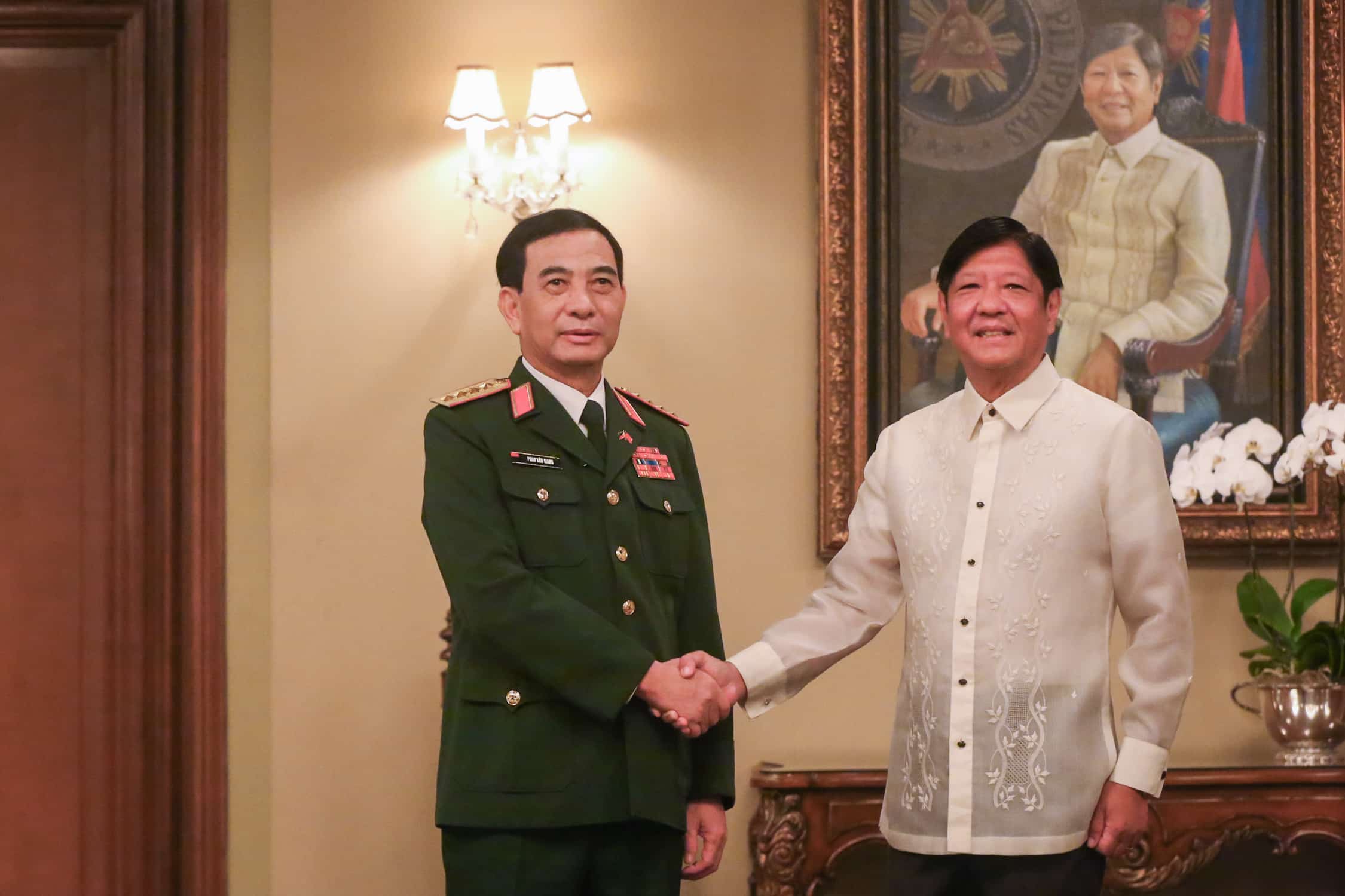 RELATIONS OFF TO ‘GREATER HEIGHTS’ President Marcoswelcomes Vietnam National Defense Minister Gen. Phan Van Giang during the latter’s courtesy call in Malacañang on Friday. 