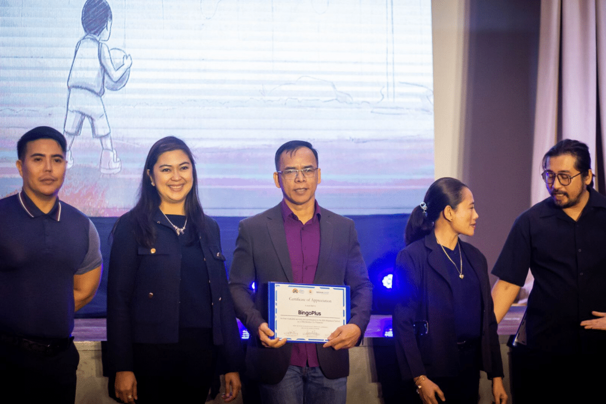 BingoPlus Bacolod Branch Area Manager Tomas Barlis Jr. receives the Certificate of Appreciation on behalf of BingoPlus.