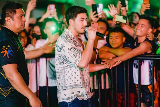 Tony Labrusca interacting with fans at one of the BingoPlus stages.