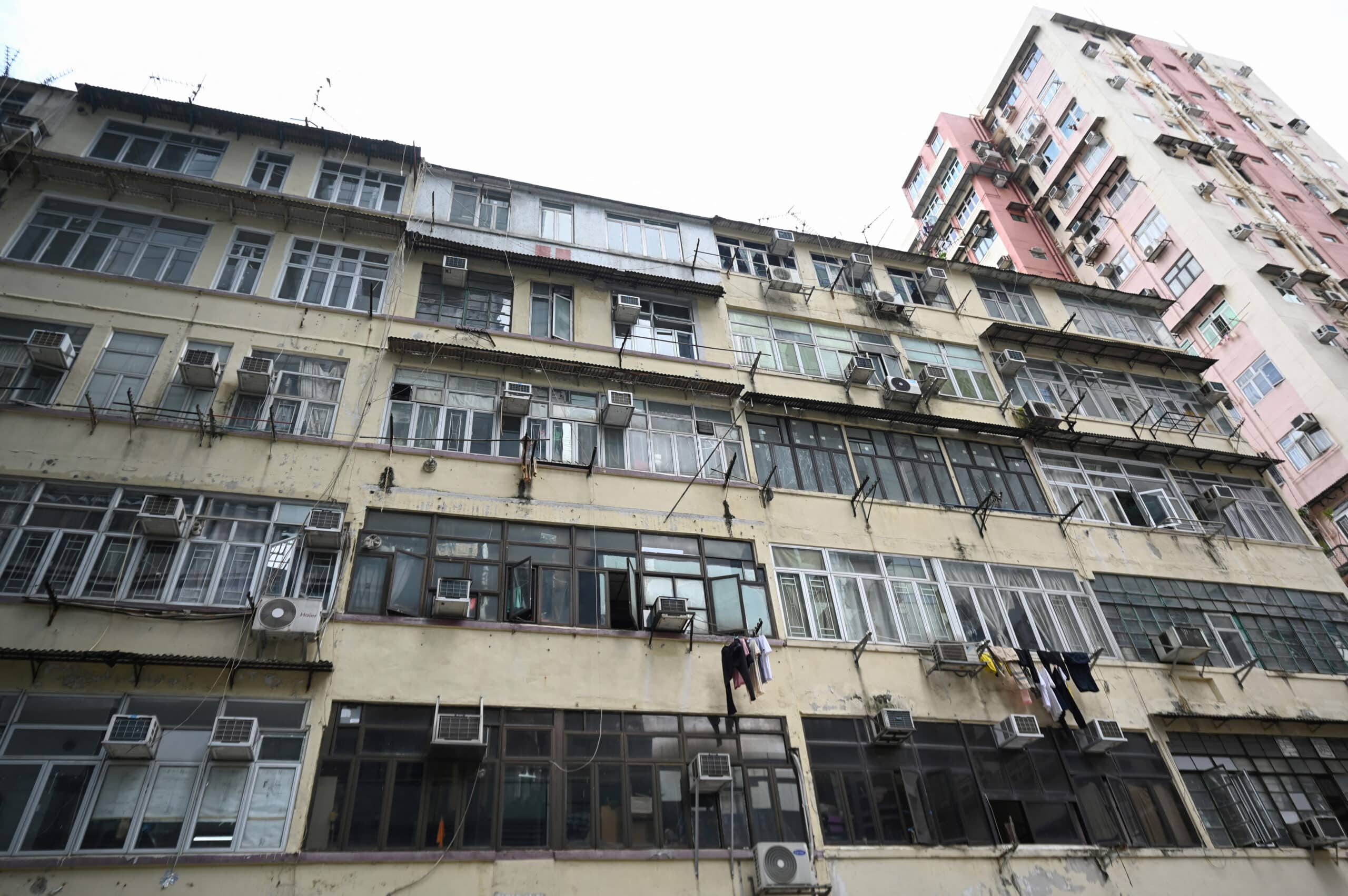 Scorching heat magnifies housing crunch for Hong Kong's elderly