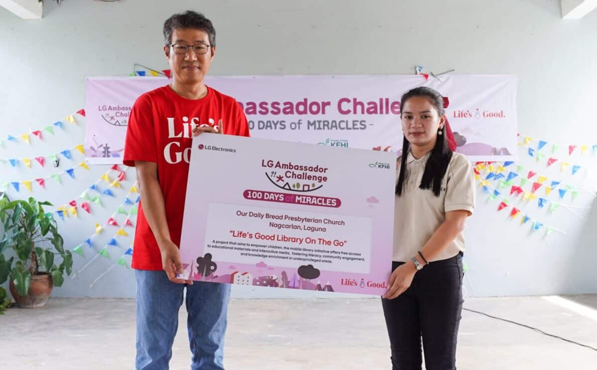 Mr. Nakhyun Seong, LG PH Managing Director awards the certificateto Ms. Charlene Aguilar, LG Ambassador Challenge winner