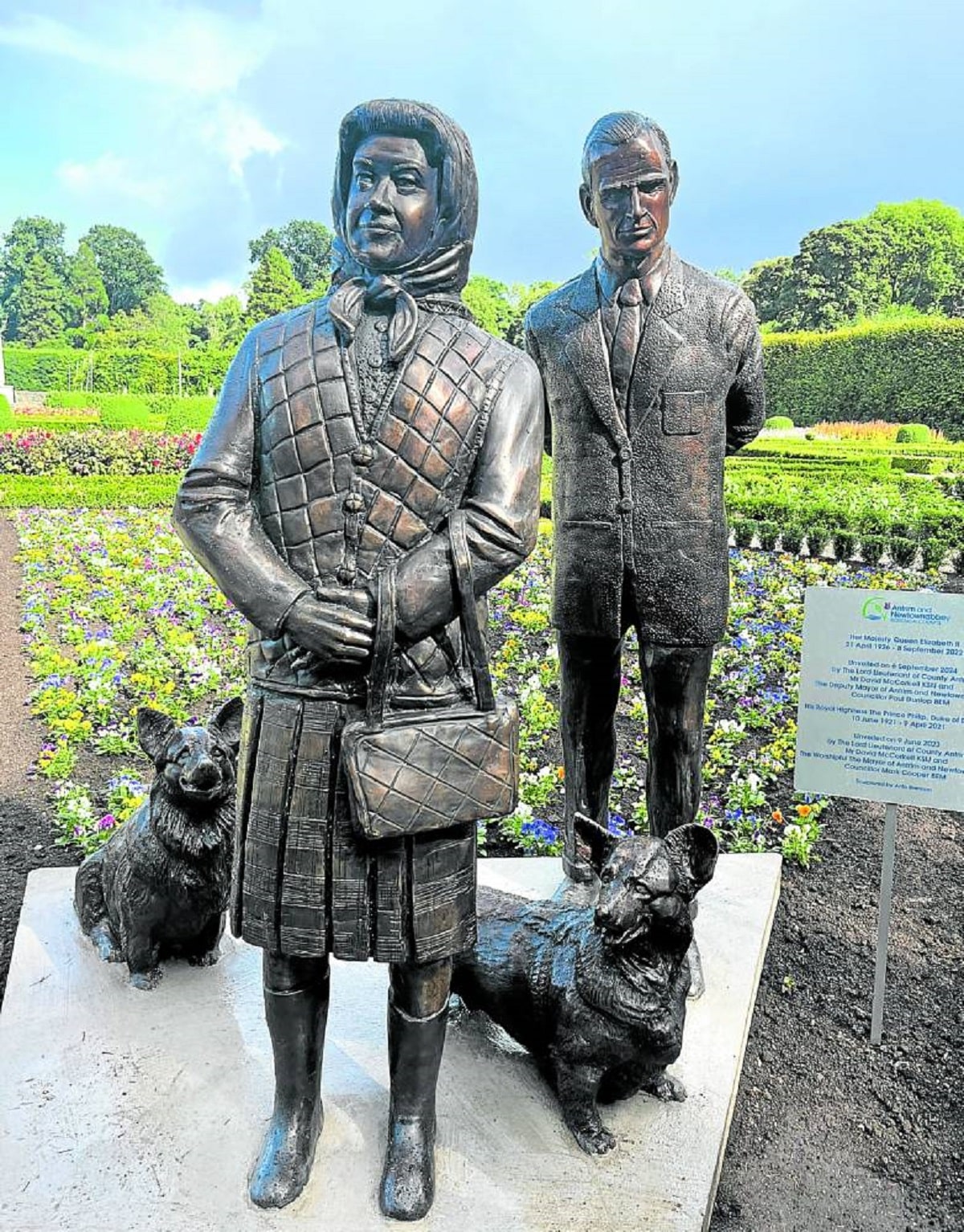 CAN’T PLEASE ALL Abronzesculpture by artist Anto Brennan, depicting Queen Elizabeth II with husband Prince Philip and her corgis, has earned critics and admirers alike.