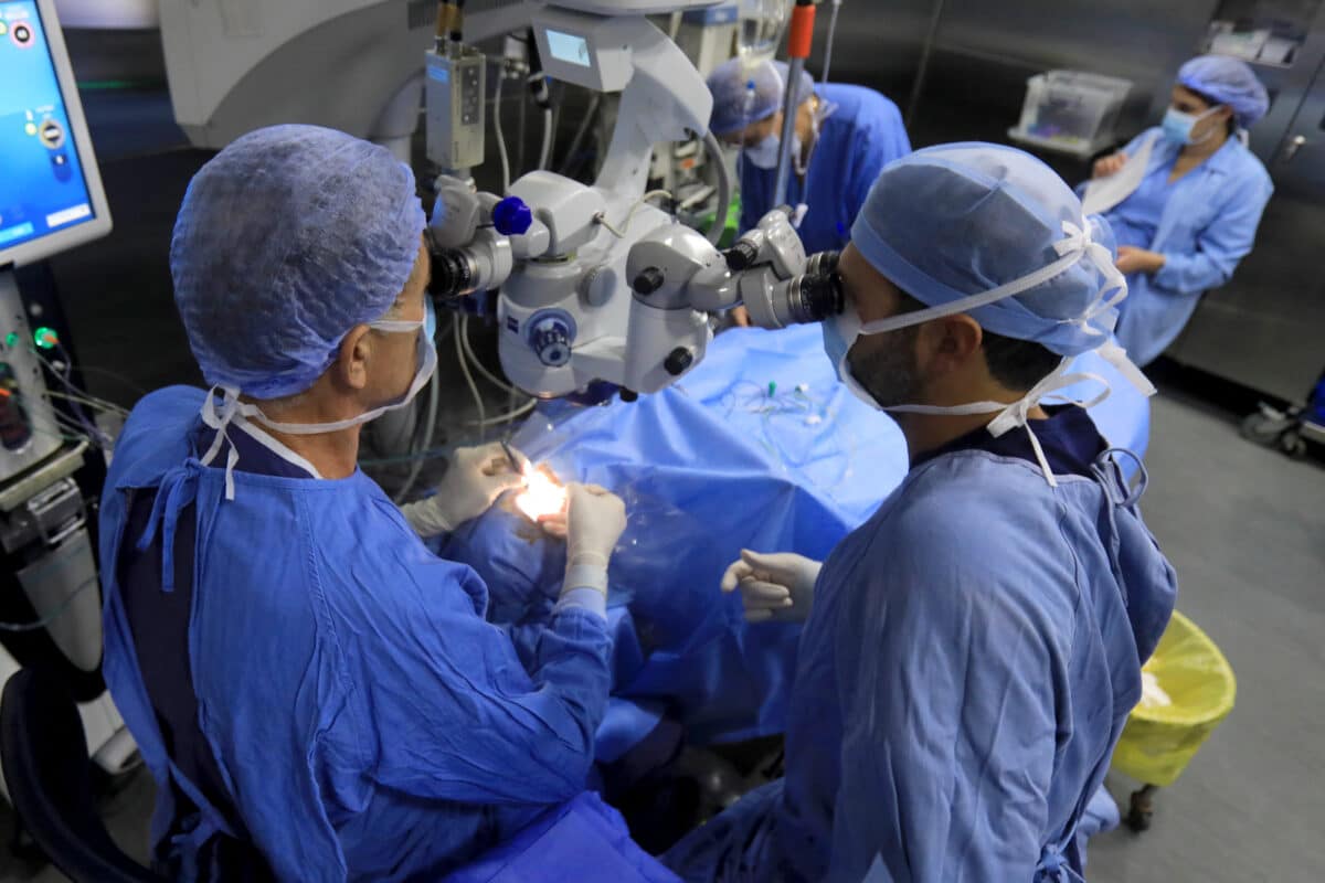 A doctor performs an eye surgery on a man who was injured on September 18, 2024, by the explosion of a communication device, at a hospital in Beirut on September 20, 2024. - Hundreds of pagers and walkie-talkies used by Hezbollah exploded across Lebanon in unprecedented attacks this week, killing 37 people and wounding more than 2,900. The blasts spanning two days have dealt a major blow to the Iran-backed militant group, which blamed its arch-foe Israel for the attacks and vowed revenge. 