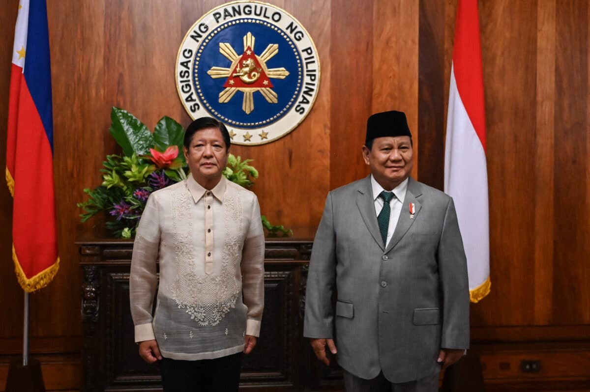 Presiden Filipina Ferdinand Marcos Jr (kiri) berpose dengan Presiden terpilih Indonesia Prabowo Subianto selama kunjungan kehormatan di Istana Malacanang di Manila pada 20 September 2024.