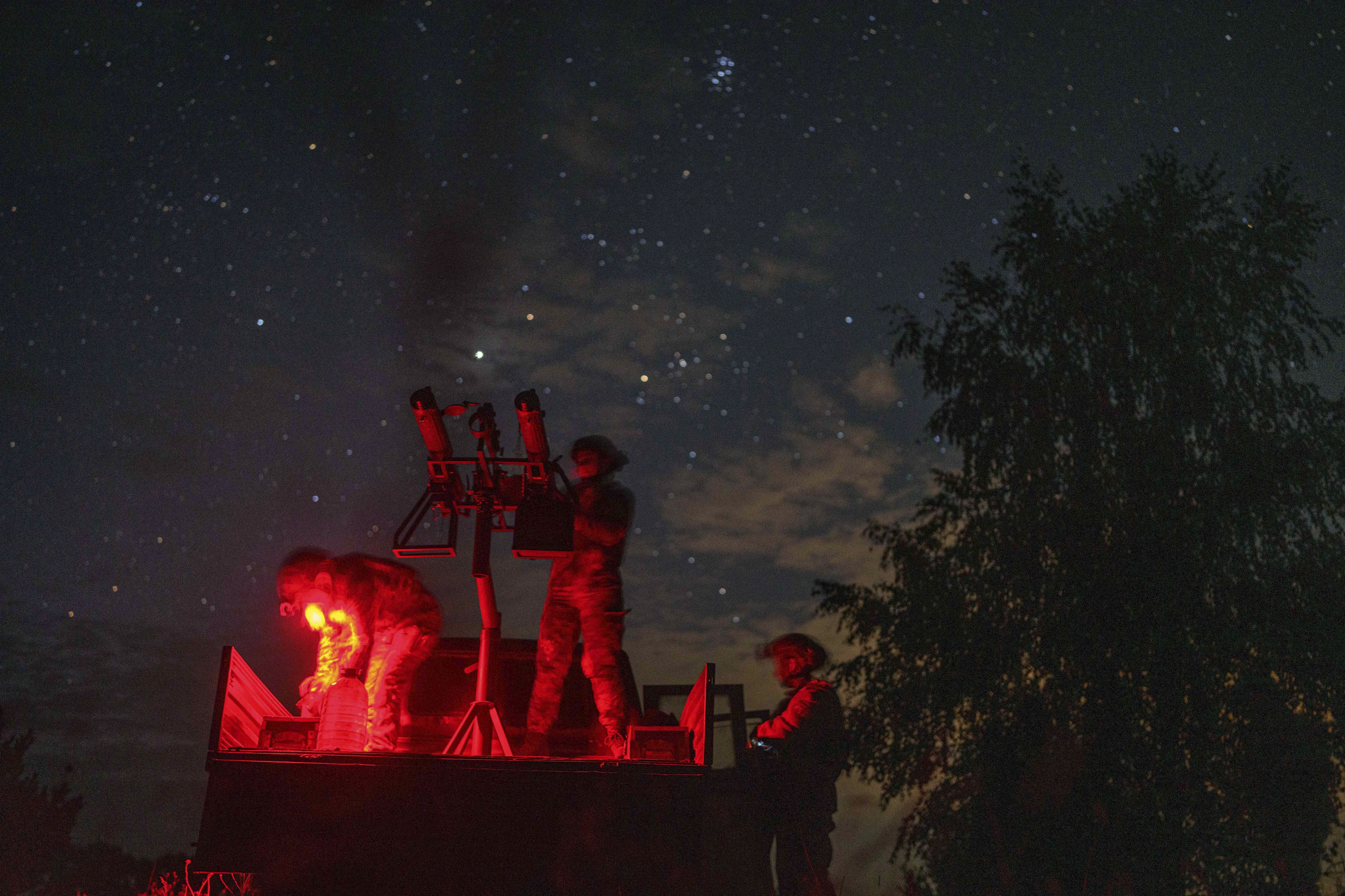 A volunteer for an air-defense unit prepares a machine gun near Bucha, Kyiv region, Ukraine, Aug. 9, 2024. (AP Photo/Evgeniy Maloletka)