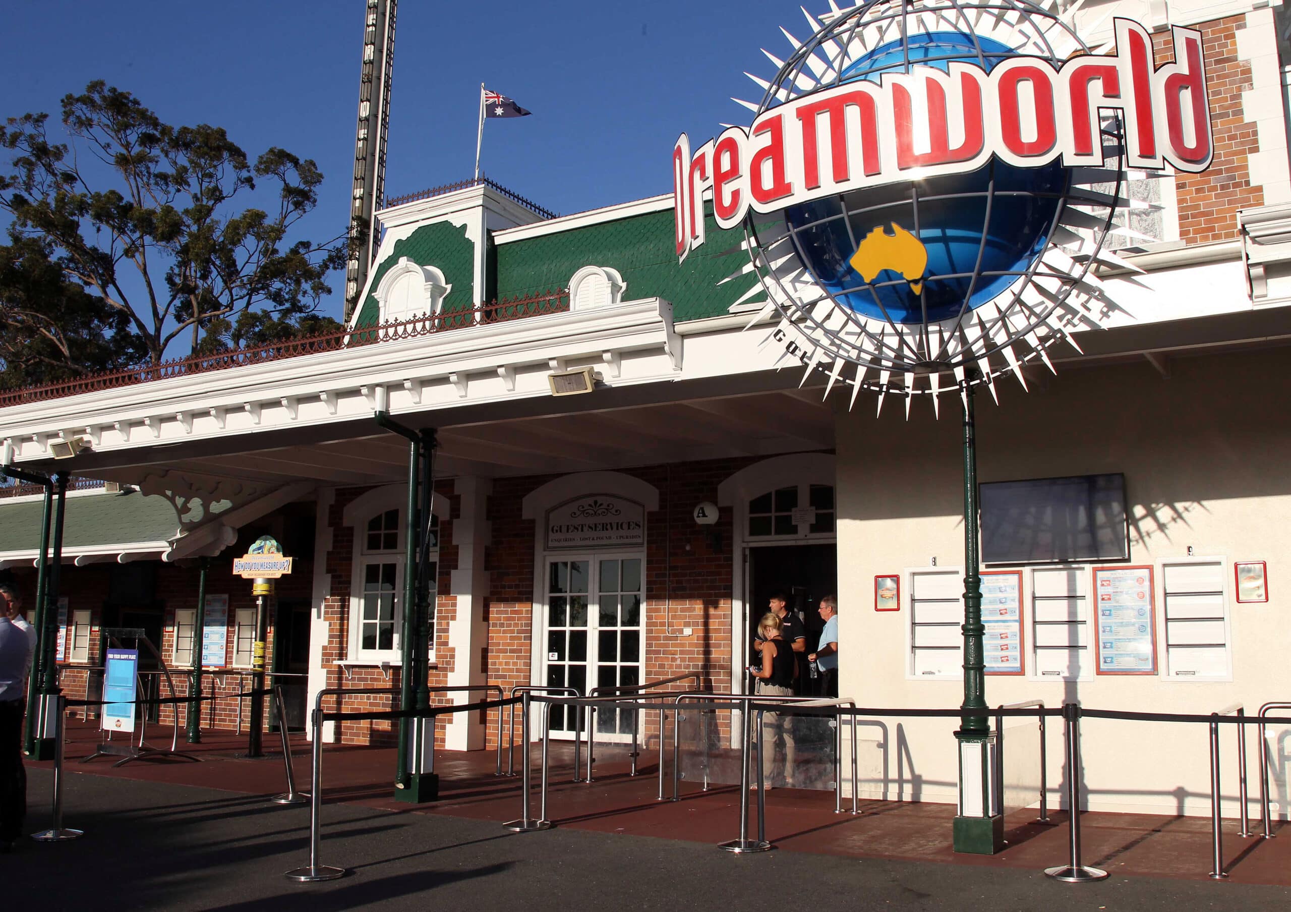 Tiger mauls handler at Australian theme park