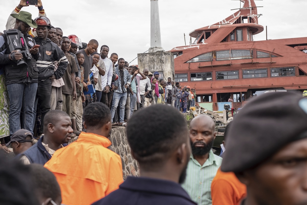 PHOTO: Congo Boat Accident: People gather at the Port of Goma in Congo