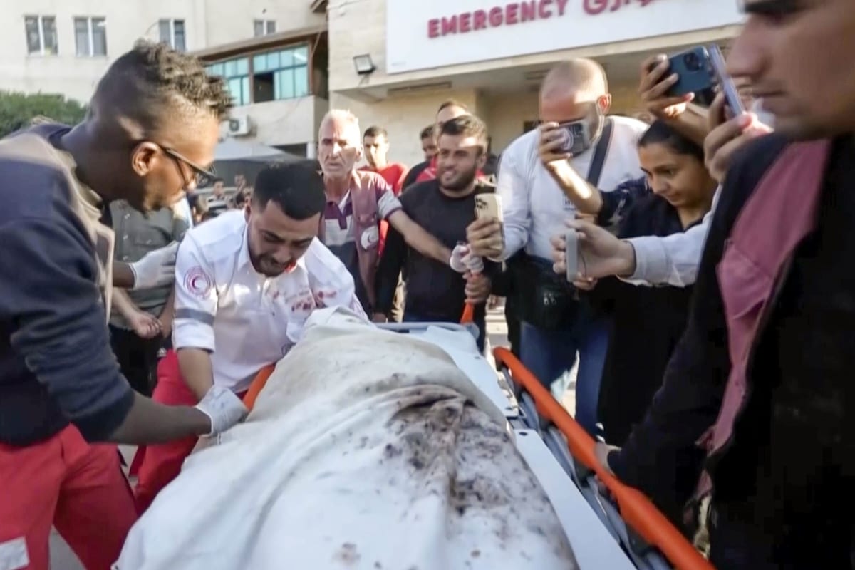 PHOTO: Palestinian medic crying over mother's body