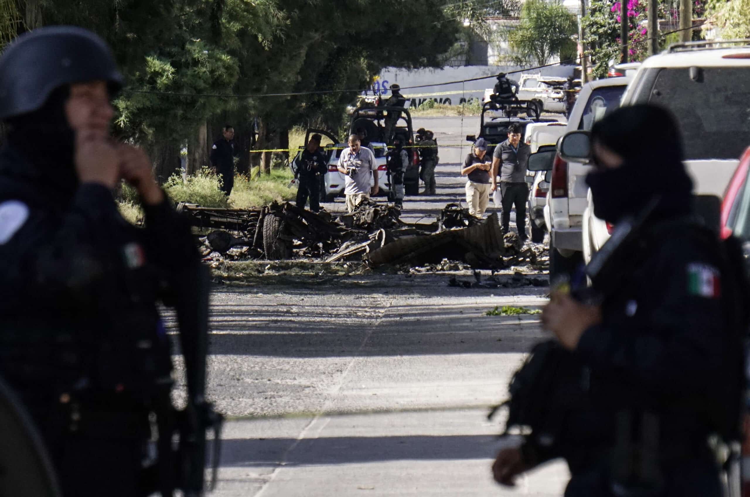 Forensic experts work at the site of a bomb car blast in front of the municipal Public Security Secretariat, which left three municipal police officers injured, in the municipality of Acambaro, state of Guanajuato, Mexico, on October 24, 2024. - Guanajuato, a thriving industrial center that is also home to popular tourist destinations such as the colonial city of San Miguel de Allende, is currently considered Mexico's most violent state, according to official homicide statistics. (Photo by Mario ARMAS / AFP)