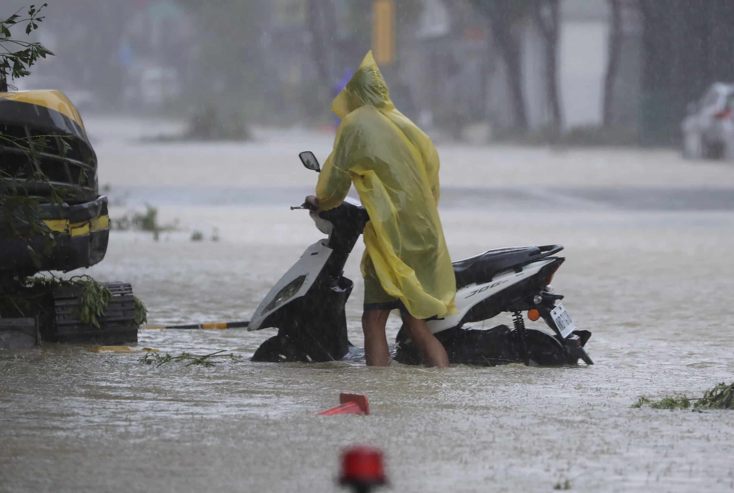 Typhoon Krathon makes landfall in Taiwan with fierce winds