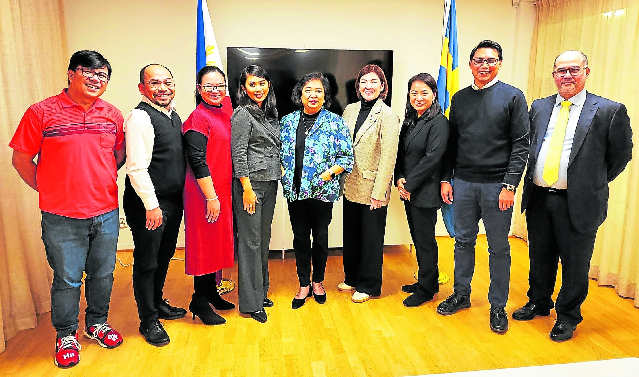 Six Filipino executives from the private sector, part of the inauguralcohort of the Swedish Institute’s leadership program on sustainability, pay a courtesy visit on Philippine Ambassador to Sweden Maria Lumen B. Isleta (center) at the Philippine Embassy in Stockholm. 