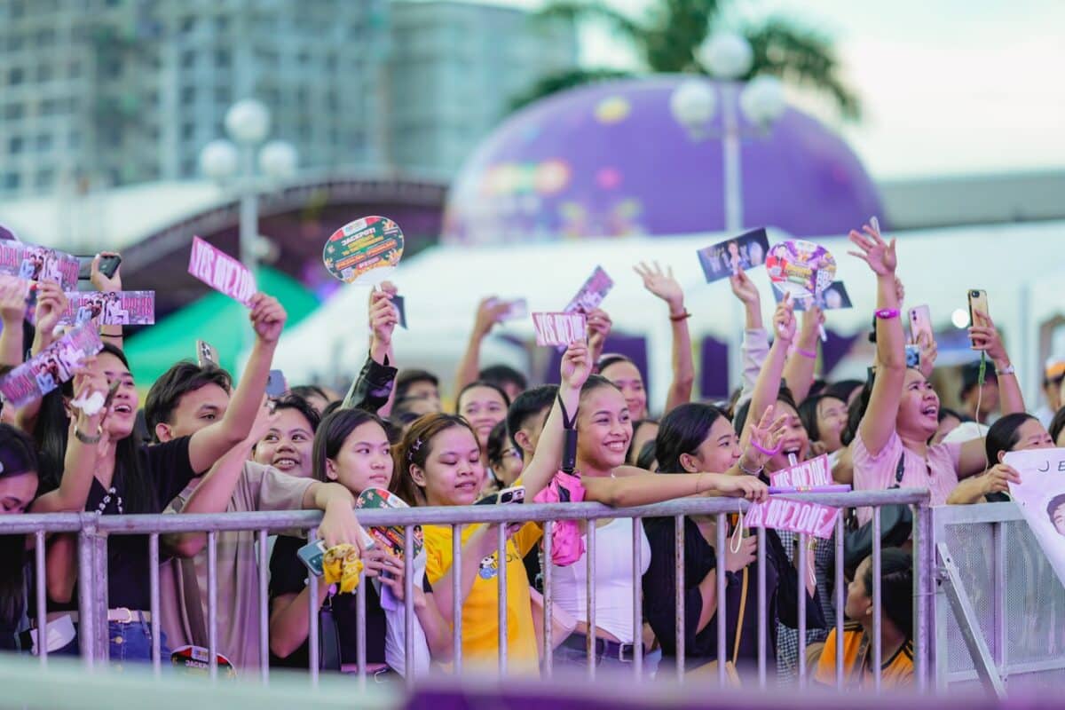 Bacolod crowd smiling during the BingoPlus Day Masskara Music Festival 2024.