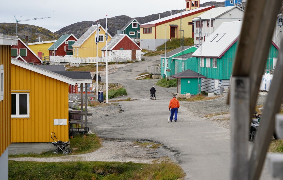 Greenland seeks to capitalize on 'last-chance tourism'