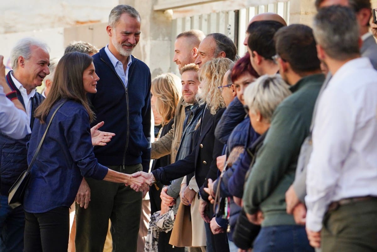 Spain royals cheered in flood epicenter after chaotic trip