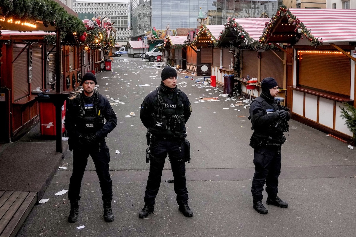 PHOTO: Cops at Christmas market in Germany where attack occurred FOR STORY: 5 killed, 200 hurt in apparent attack on German Christmas market