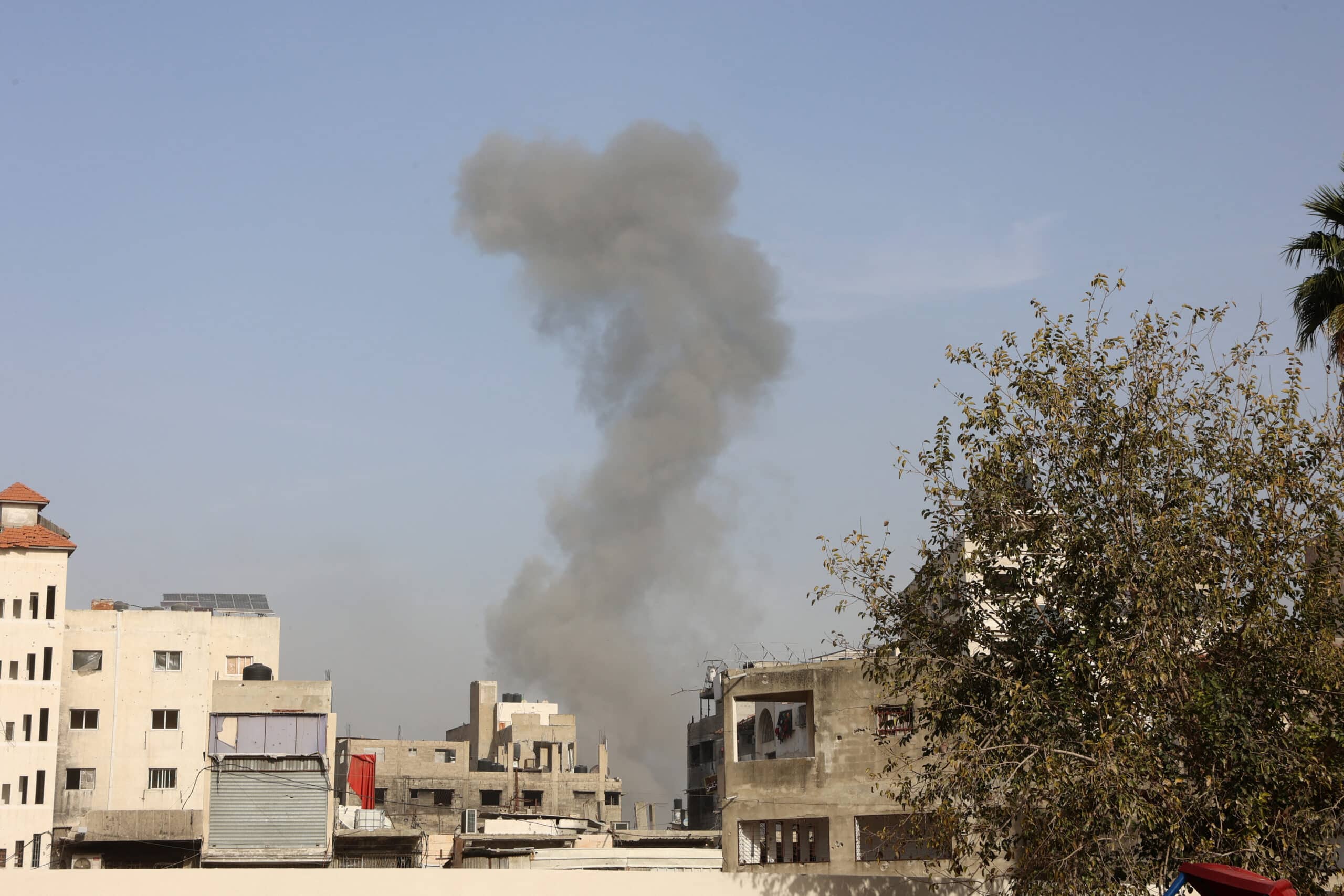 Smoke billows after an Israeli strike at Tuffah neighbourhood east of Gaza City, on December 26, 2024, amid the ongoing war between Israel and the Palestinian Hamas movement. - The health ministry in Hamas-run Gaza said on December 26, that 38 people had been killed in the Palestinian territory in the past 24 hours, taking the overall war death toll to 45,399. (Photo by Omar AL-QATTAA / AFP)