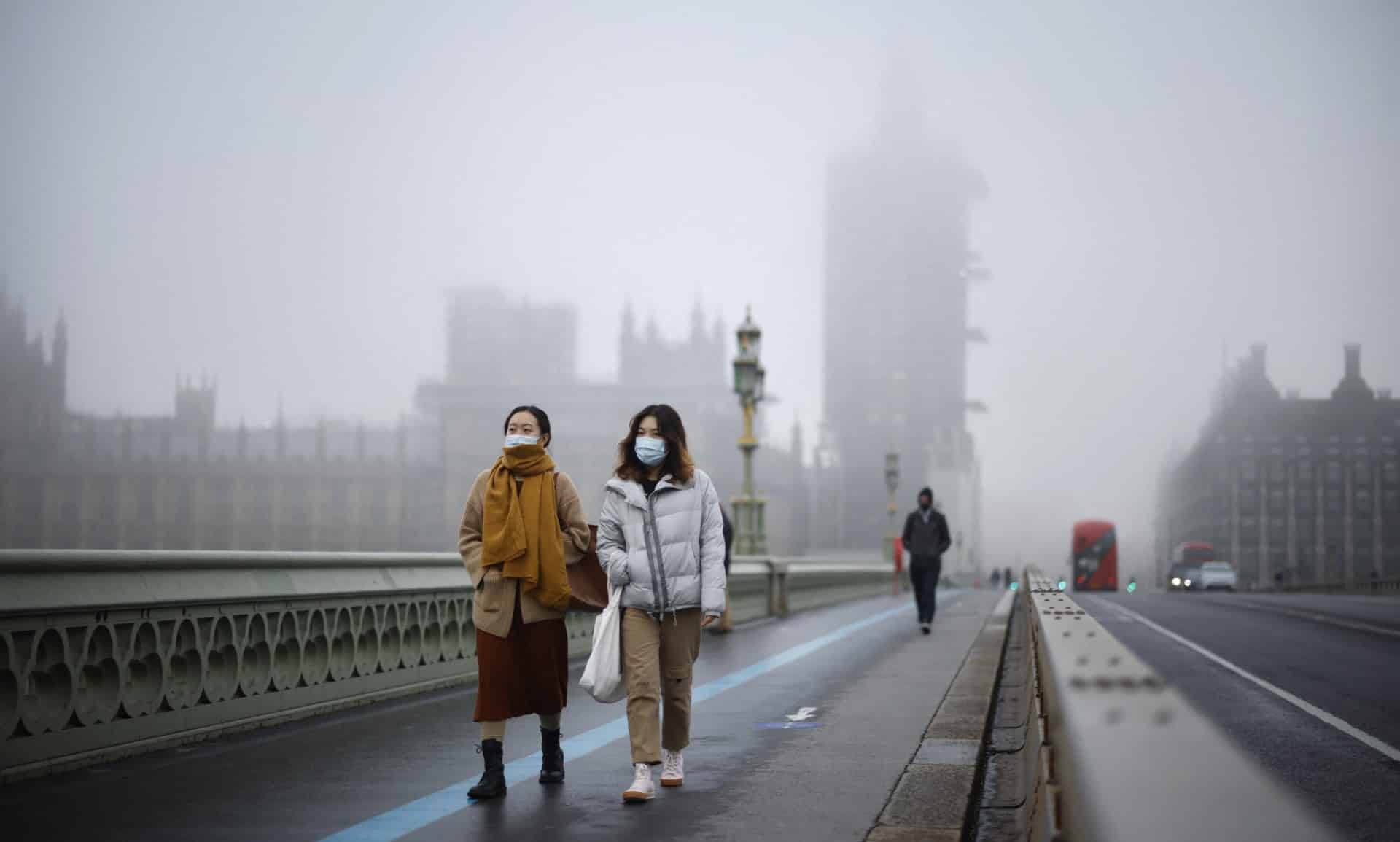 Fog grounds flights at UK airports