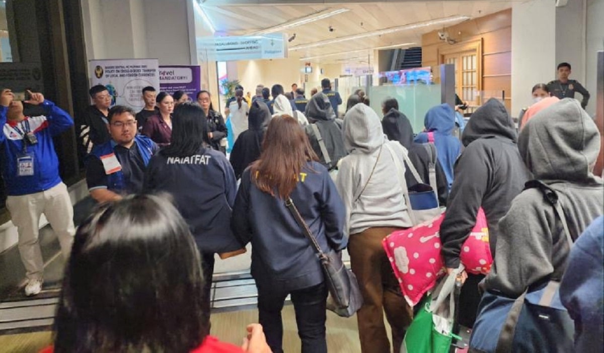 BACKHOME The 13 Filipino surrogate mothers convictedof human trafficking in Cambodia arrive in Manila on Sunday morning, three days after a royal pardon.