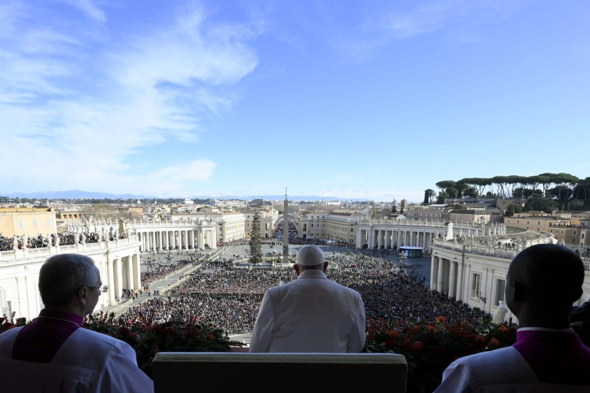 Pope calls for 'arms to be silenced' in Christmas appeal