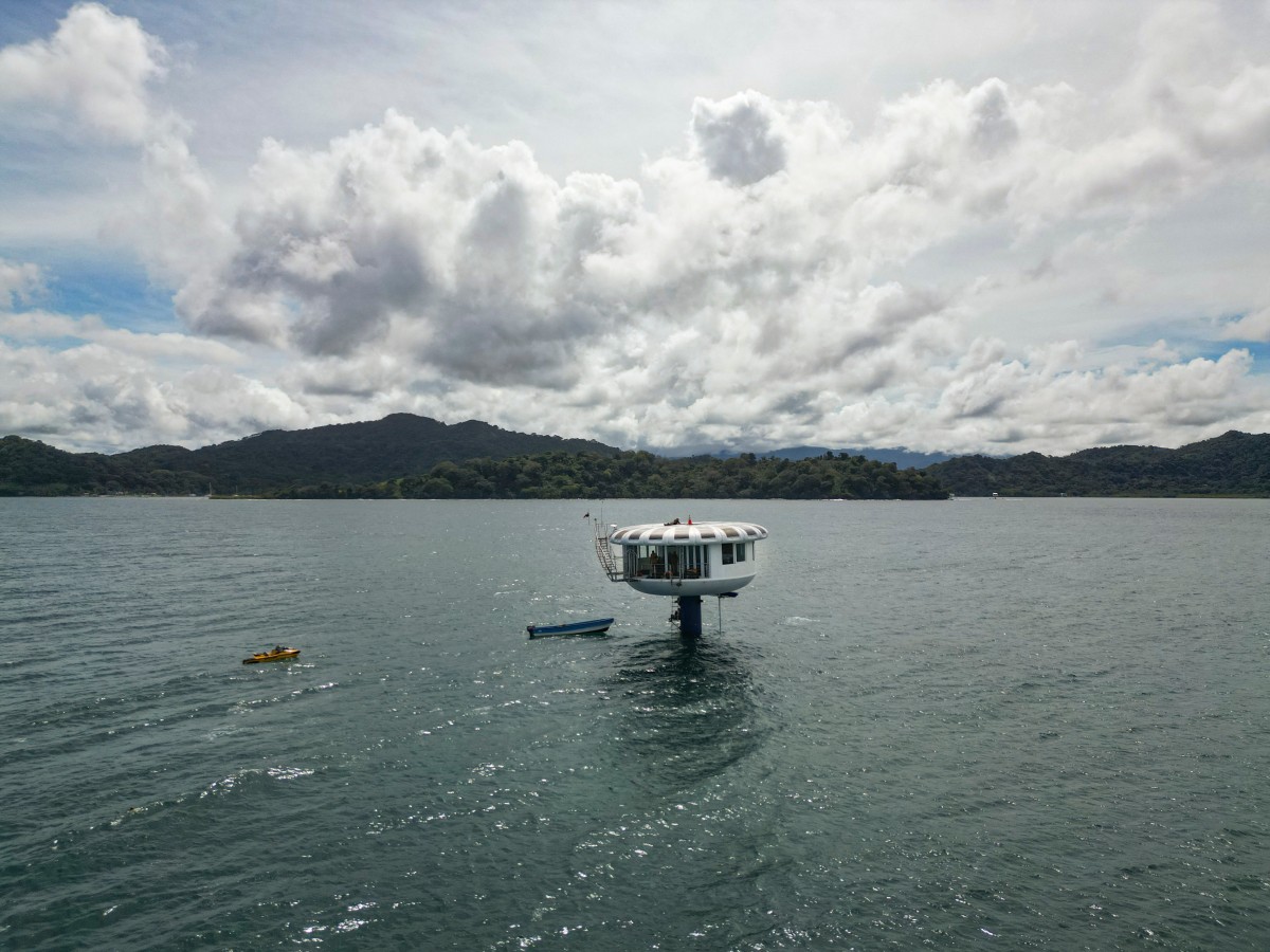 Seeking a new way of life under the sea -- and a world record