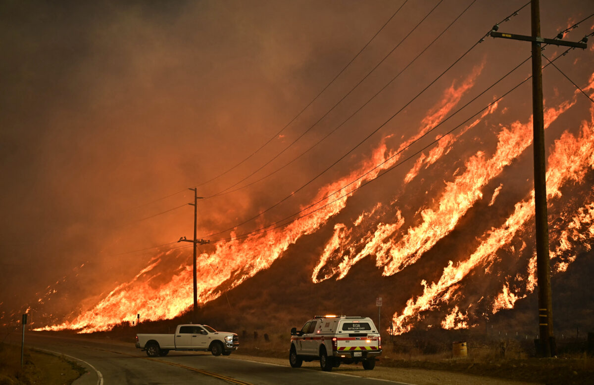 New explosive wildfire erupts near Los Angeles