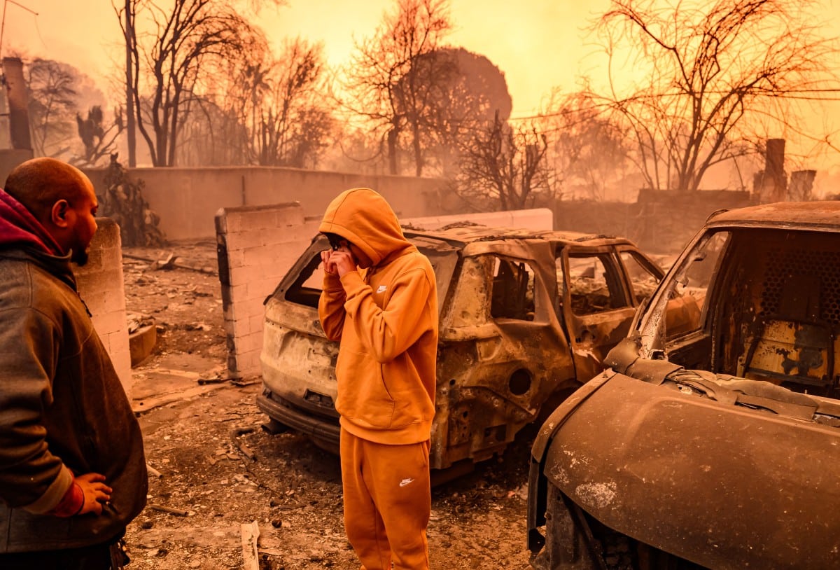 Whole streets burn as fires rage around Los Angeles