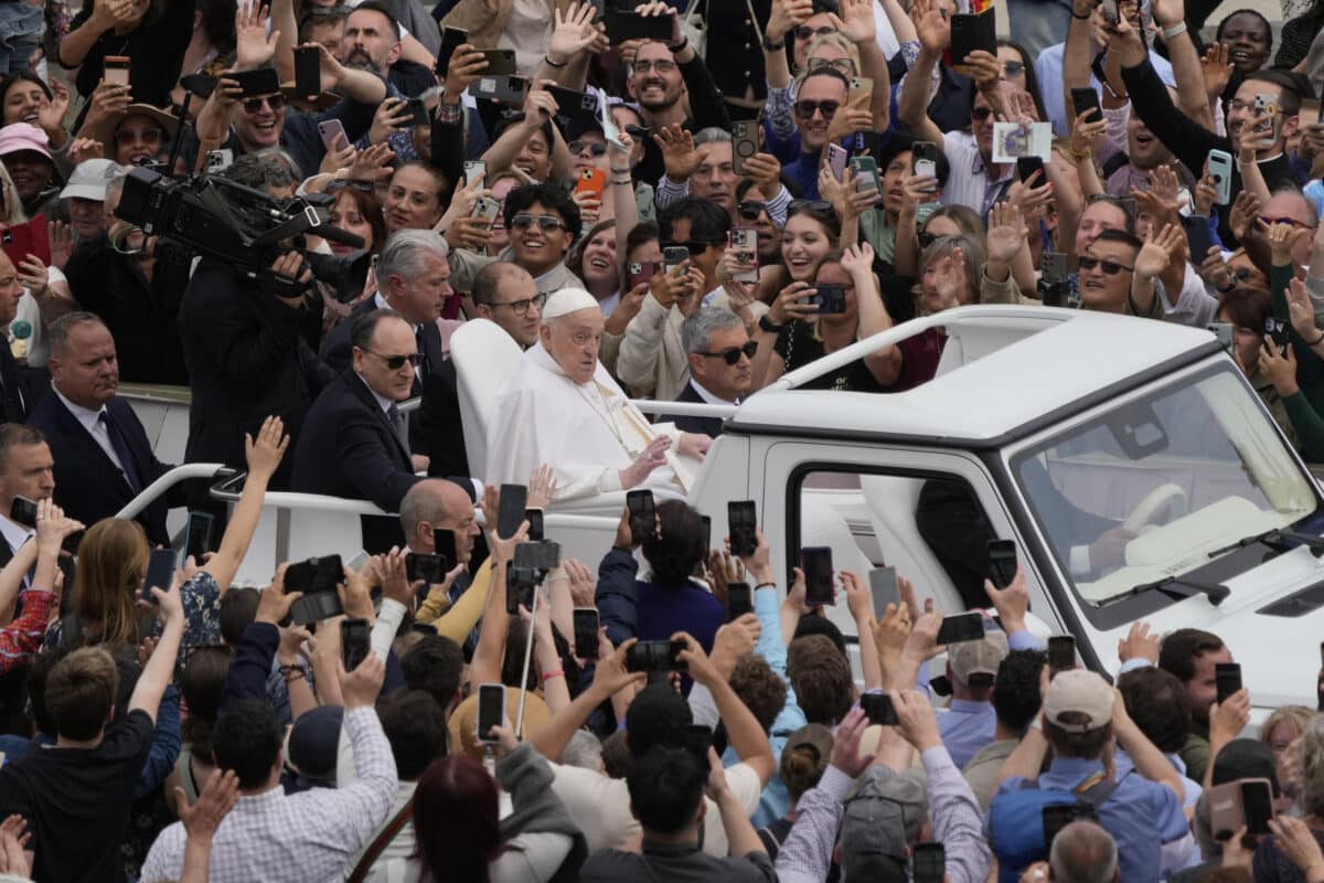 Pope surprises Easter crowd at St. Peter’s Square