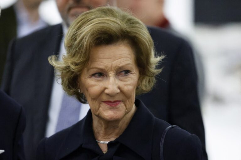 Norway's Queen Sonja in hospital after breathing problems