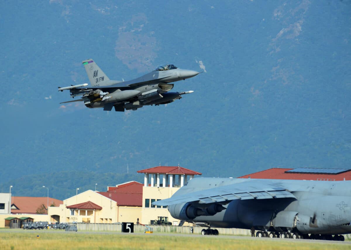 WARPLANES FOR AN ALLY A US Air Force F-16 Fighting Falcon flies over Aviano Air Base, Italy, in this file photo taken on Aug. 9, 2015. The Philippine military plans to acquire 20 of such fighters as part of its modernization program.