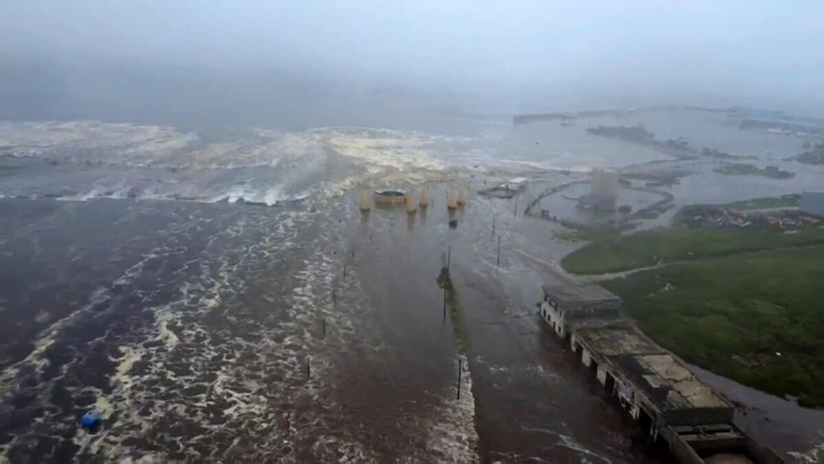 特撮 TSUNAMI Tsunami hits coast as Russian TV shows buildings swept away