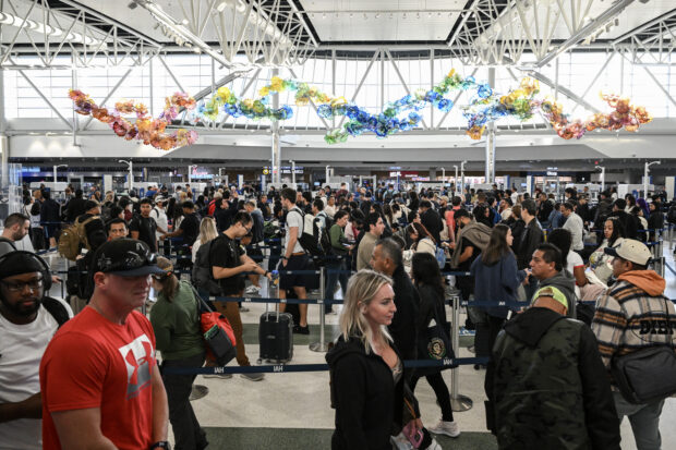 'US flights could 'slow to a trickle' as shutdown bites'