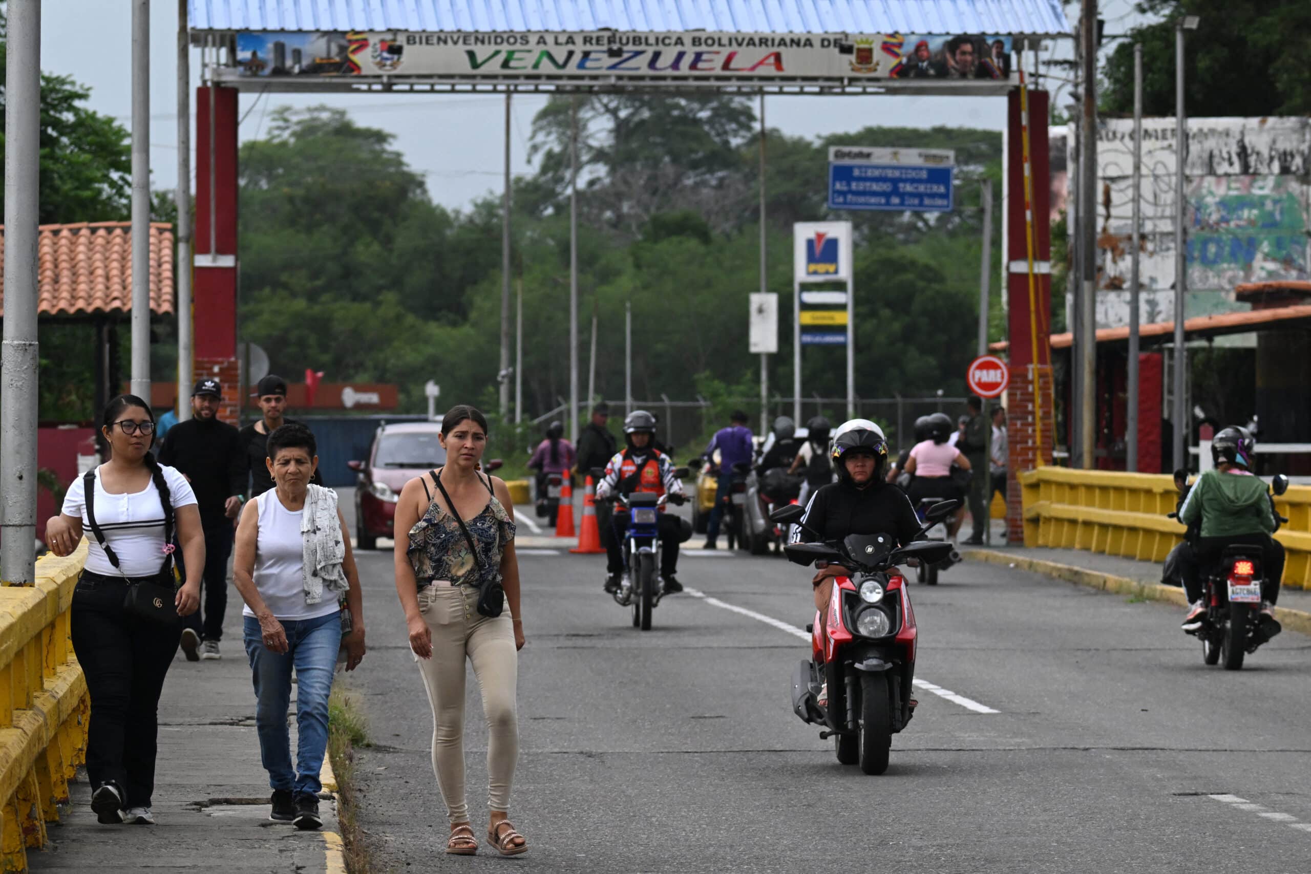 Relief mixed with fear as Venezuelans cross into Colombia