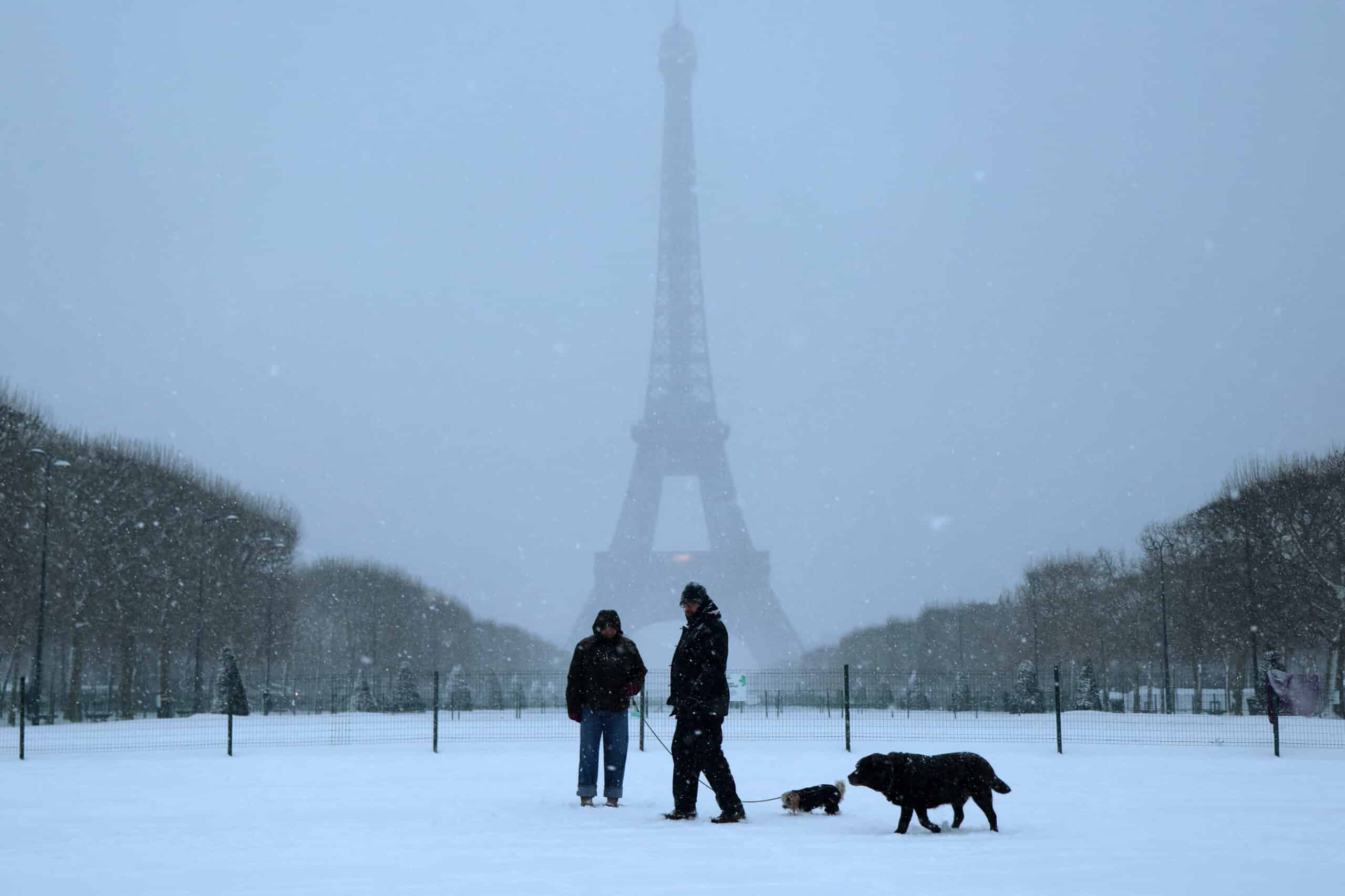  Snow forces 140 Paris flight cancellations