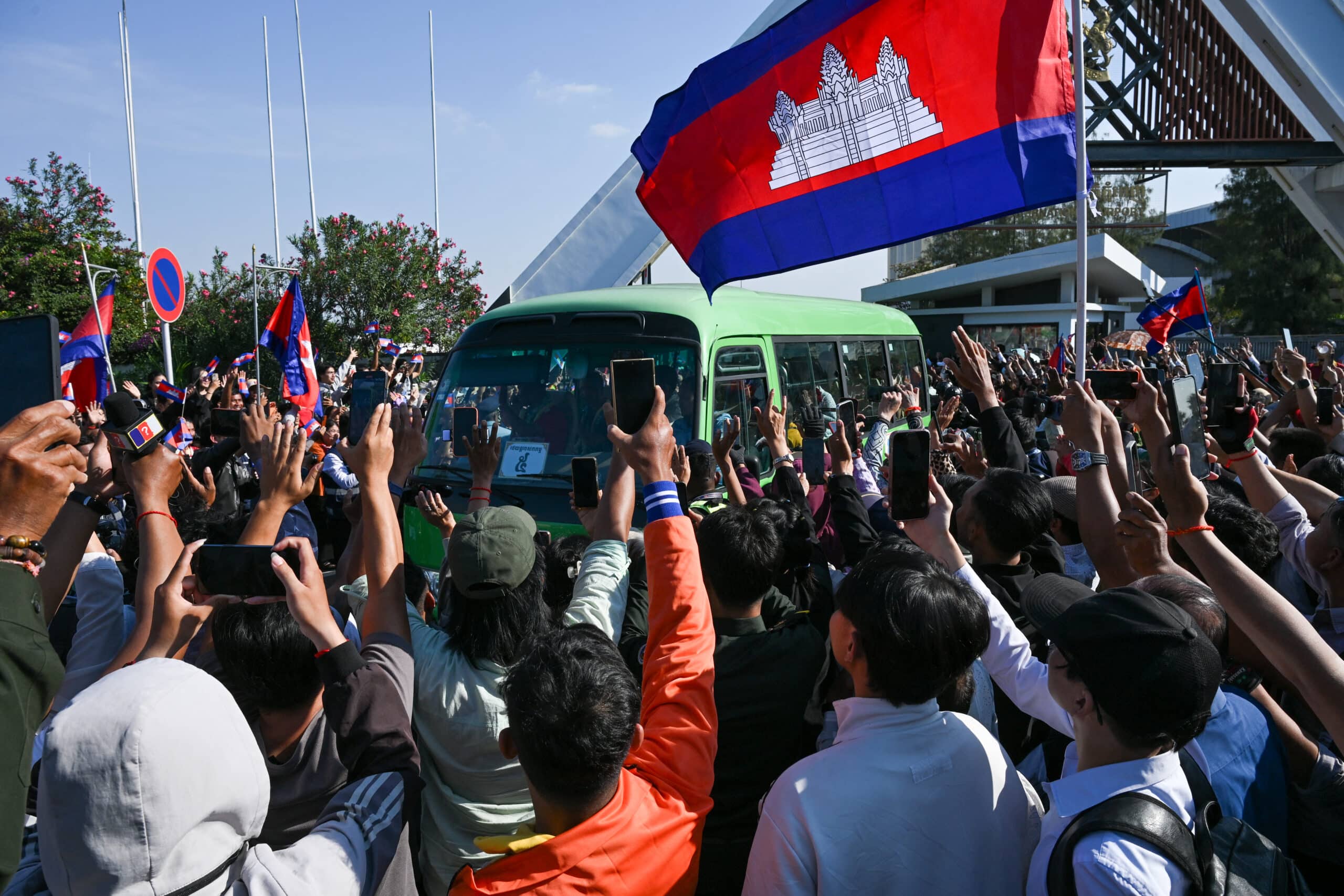 Cambodian soldiers freed by Thailand receive hero’s welcome