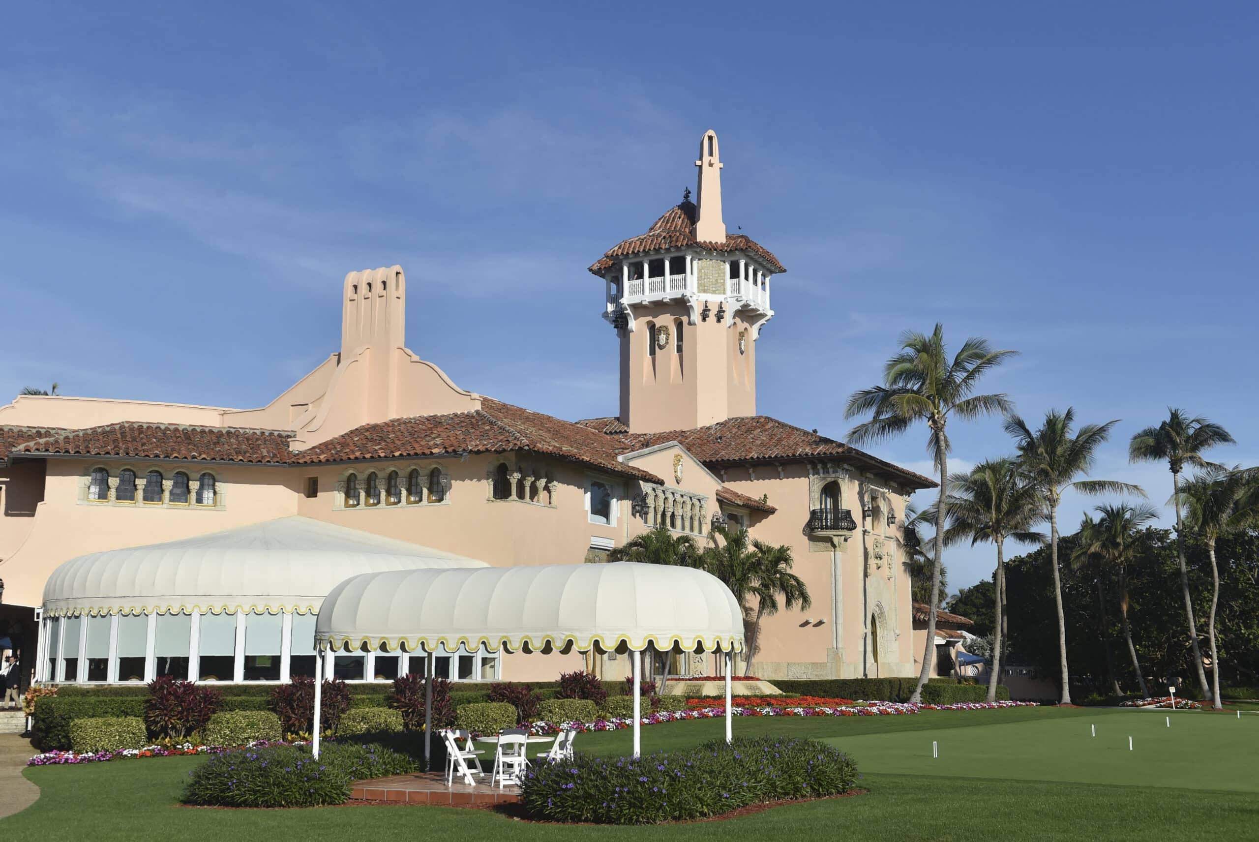 US Secret Service kills man trying to access Trump Florida estate