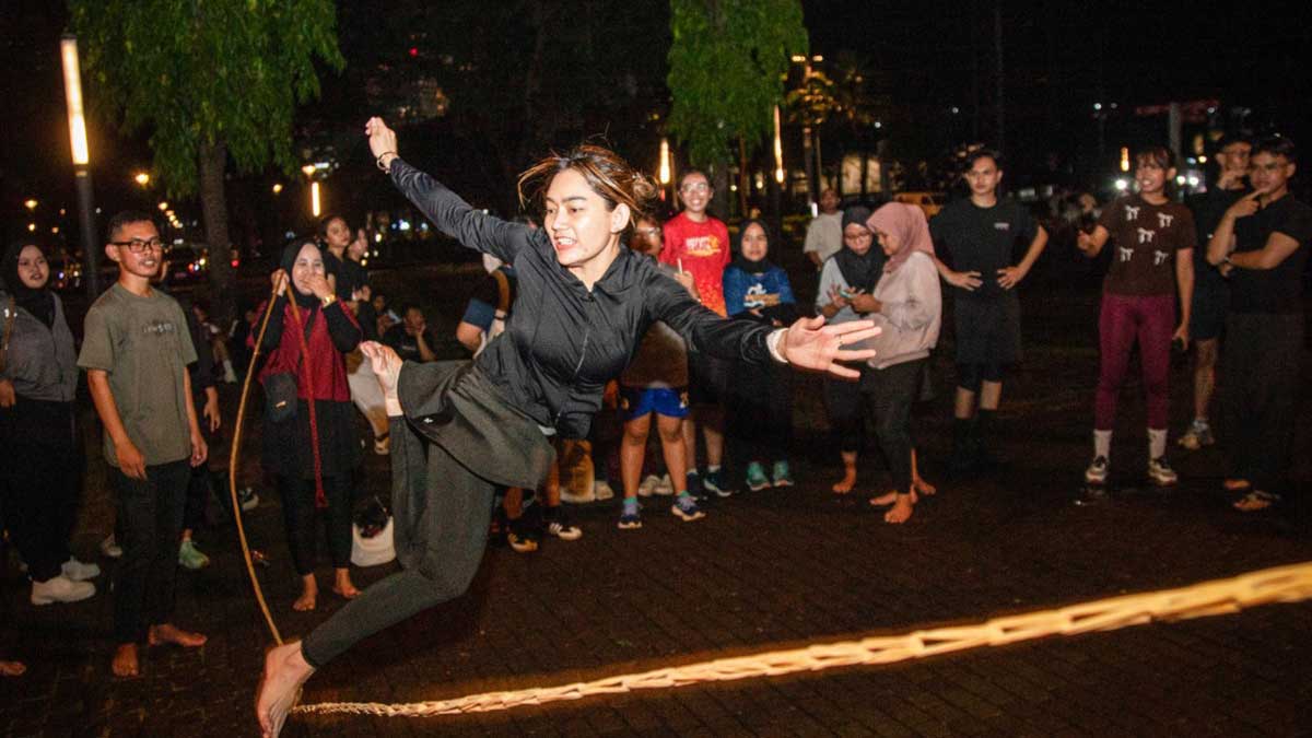 Indonesians beat the blues with children’s games