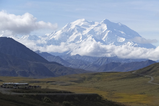 2 climbers suffering from hypothermia await rescue off Denali